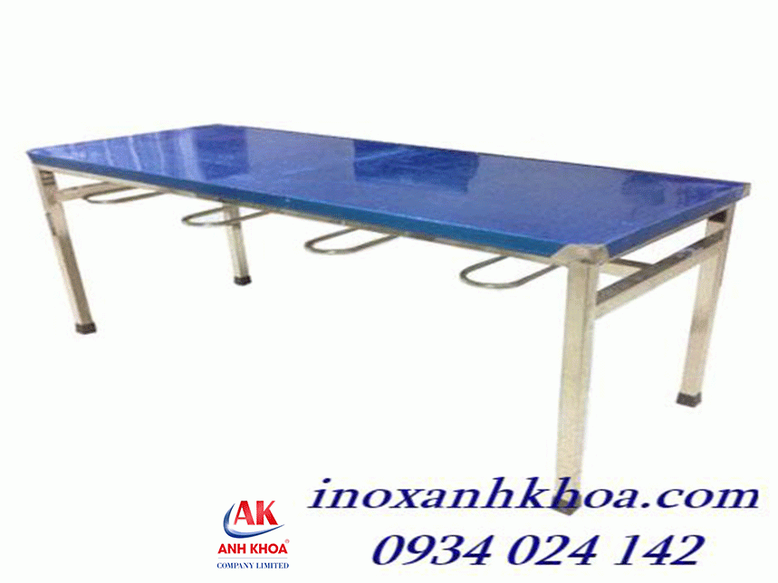 Bàn inox có móc treo ghế 